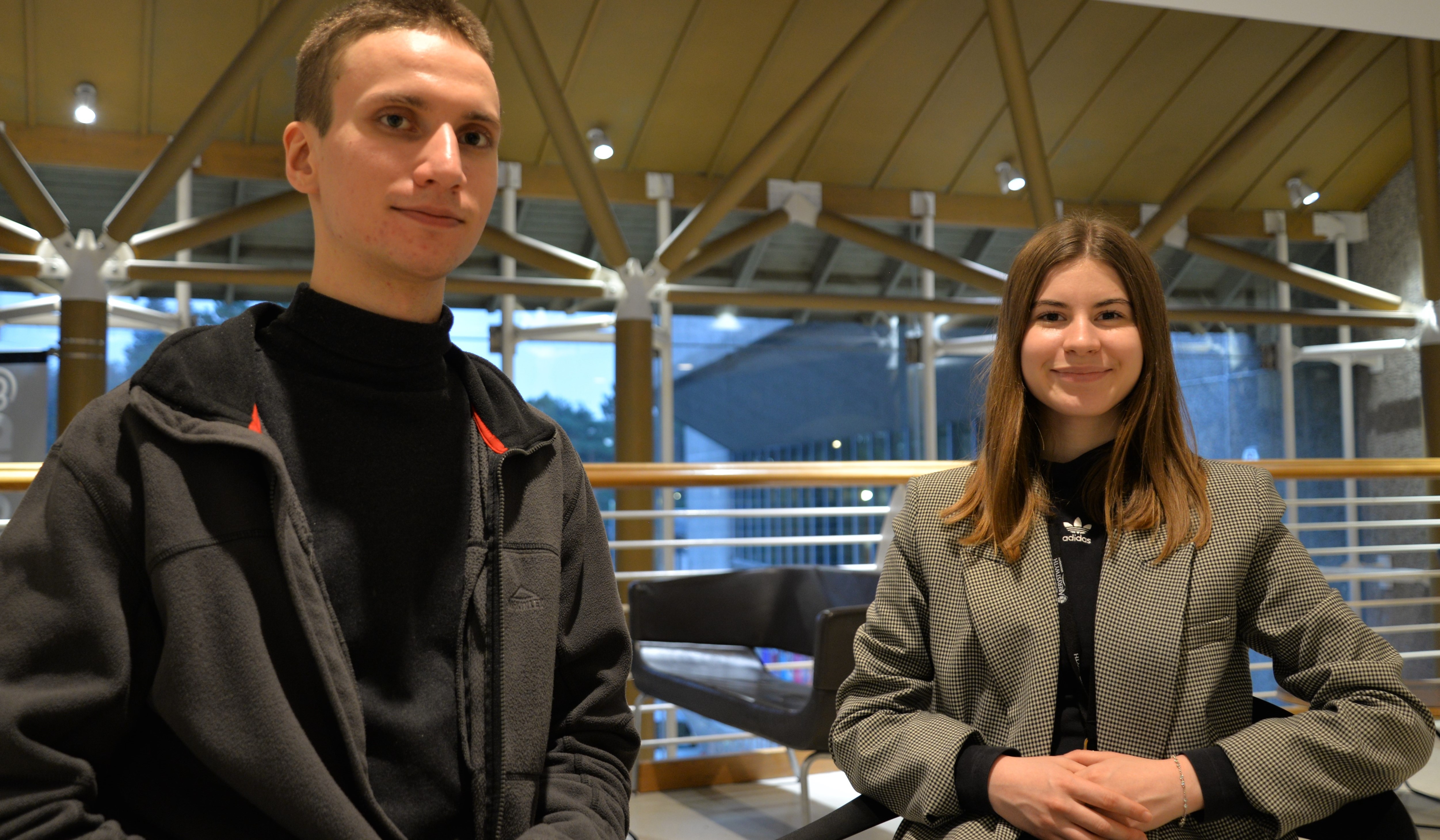 Oleksii Gorbatenko a Maryna Zaitzeva sy’n astudio yn Ysgol Fusnes Aberystwyth fel rhan o gynllun gefeillio gyda Phrifysgol Genedlaethol Economeg Odesa yn Wcráin.