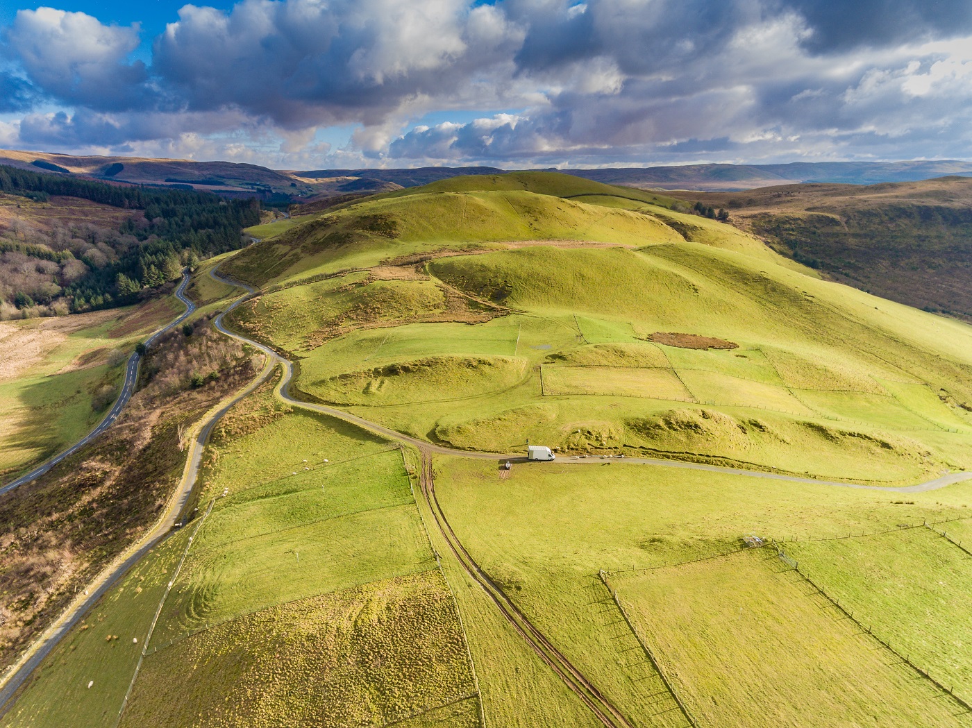 Mae safle brofi yn Brignant, ger Pwllpeiran