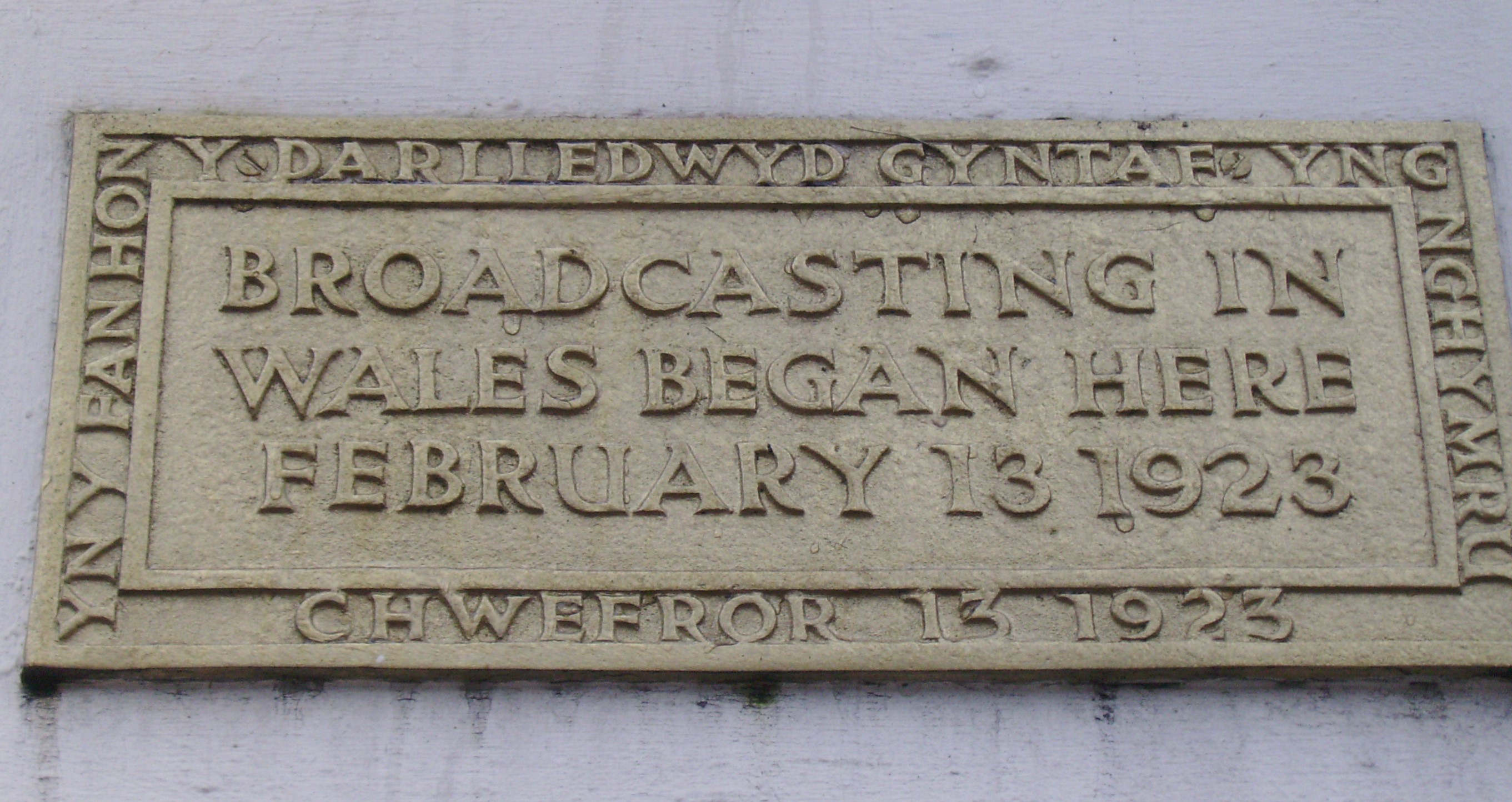 Plac yn coffau darllediad cyntaf y BBC yng Nghymru yn 19 Stryd y Castell, Caerdydd. Credyd: Seth Whales