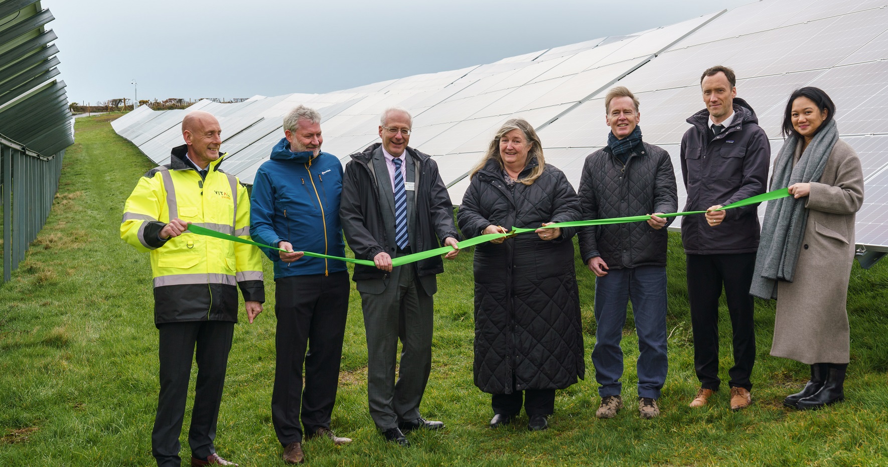 Gweinidog Newid Hinsawdd Llywodraeth Cymru Julie James AS (canol) yn agor arae solar newydd £2.9m Prifysgol Aberystwyth. Yn y llun gyda’r Gweinidog (chwith i’r dde) mae Mark Williams o Vital Energi, Bryan Drysdale o Wasanaeth Ynni Llywodraeth Cymru, Yr Athro Neil Glasser of Brifysgol Aberystwyth, Dr Emyr Roberts, Cadeirydd Cyngor Prifysgol Aberystwyth, Dewi Day, Swyddog Cynaliadwyedd Prifysgol Aberystwyth a Joan Dayap o Salix Finance.