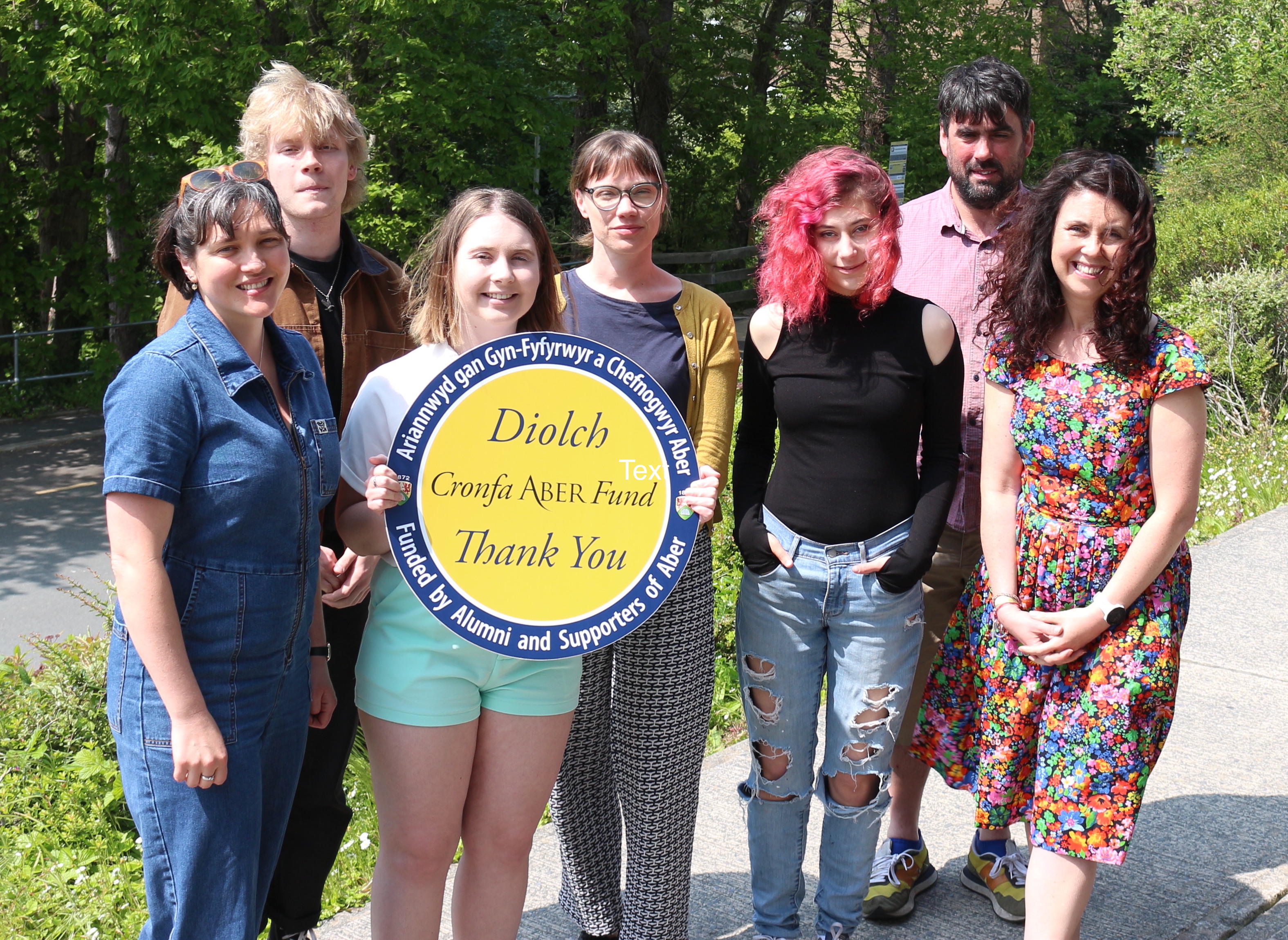 Juliette Daum, Justas Kavaliauskas, Lucy Thomas ac Elena Bloomquist gyda Becky Underwood (Swyddog Cyswllt â Chyn-fyfyrwyr y Brifysgol), Dr Greg Bevan and Dr Kate Woodward.