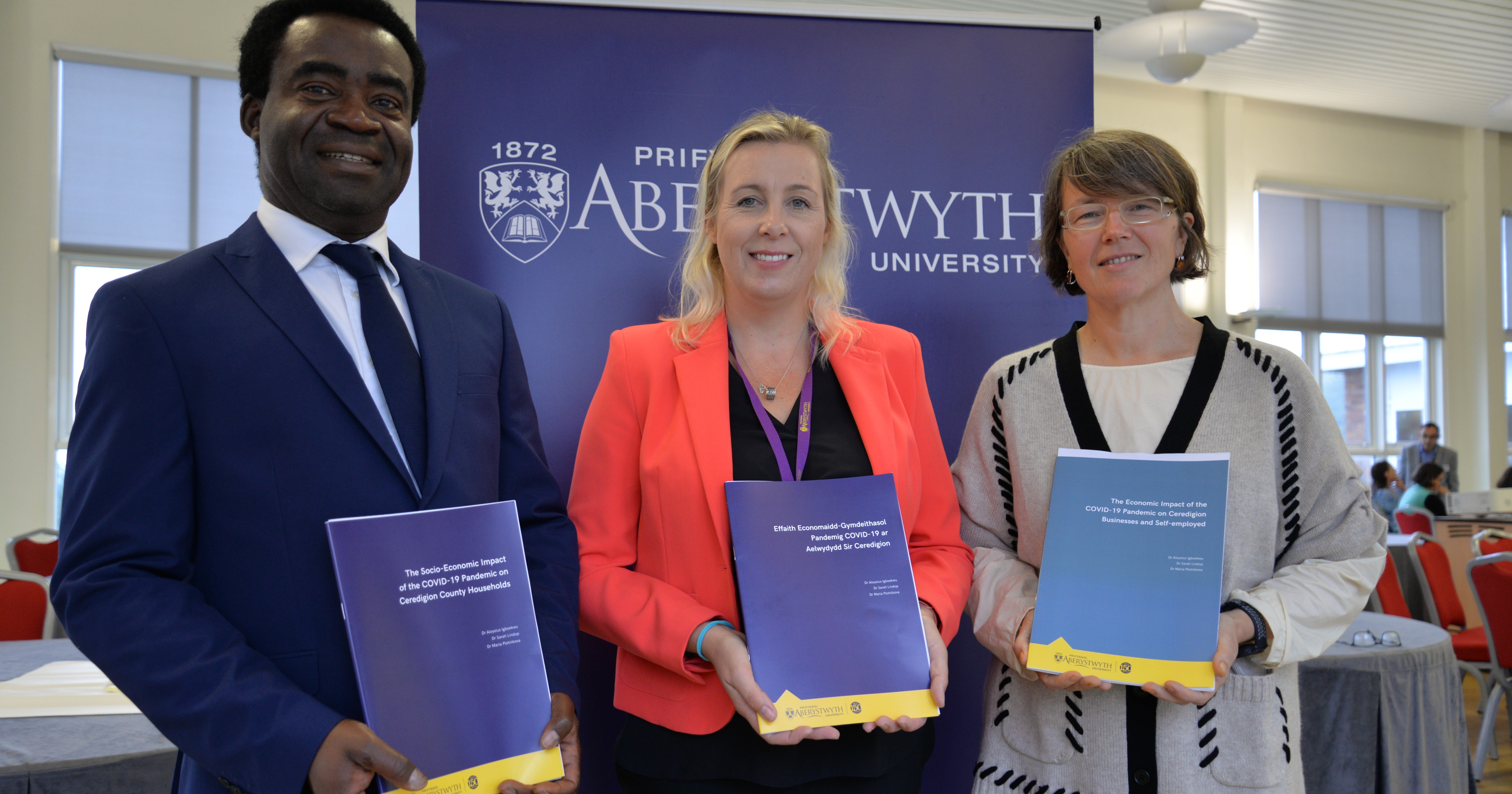 Chwith i'r dde: Awduron yr adroddiadau Dr Aloysius Igboekwu, Uwch Ddarlithydd mewn Cyllid Lecturer a Chyfarwyddwr Astudiaethau Ol-raddedig, Dr Sarah Lindop, Uwch Ddarlithydd mewn Cyllid, Dr Maria Plotnikova, Darlithydd mewn Economeg yn Ysgol Fusnes Aberystwyth.