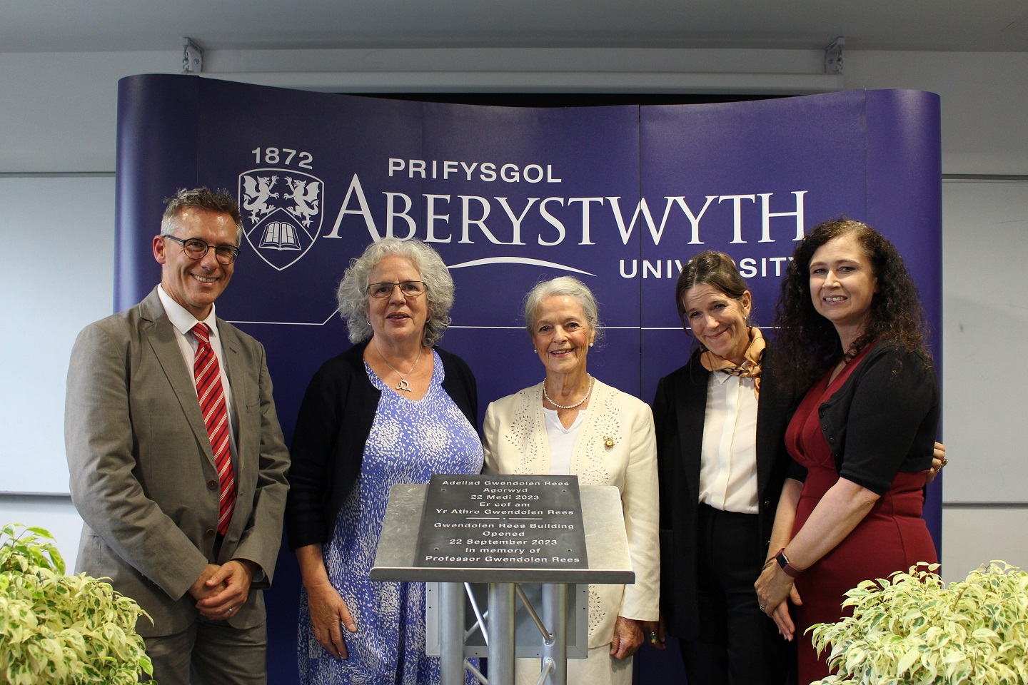 Dadorchuddio’r plac er anrhydedd i’r Athro Rees gyda’r Athro Iain Barber, yr Athro Elizabeth Treasure, Katherine Childs, Jane Hankin, yr Athro Joanne Hamilton.