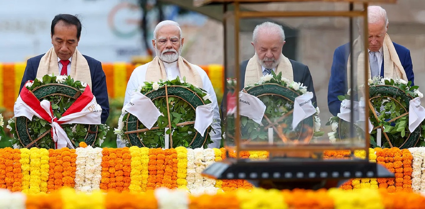 G20: Prif Weinidog India Narendra Modi ar gofeb i Mahatma Gandhi gydag arweinwyr y byd. EPA-EFE/India press information bureau