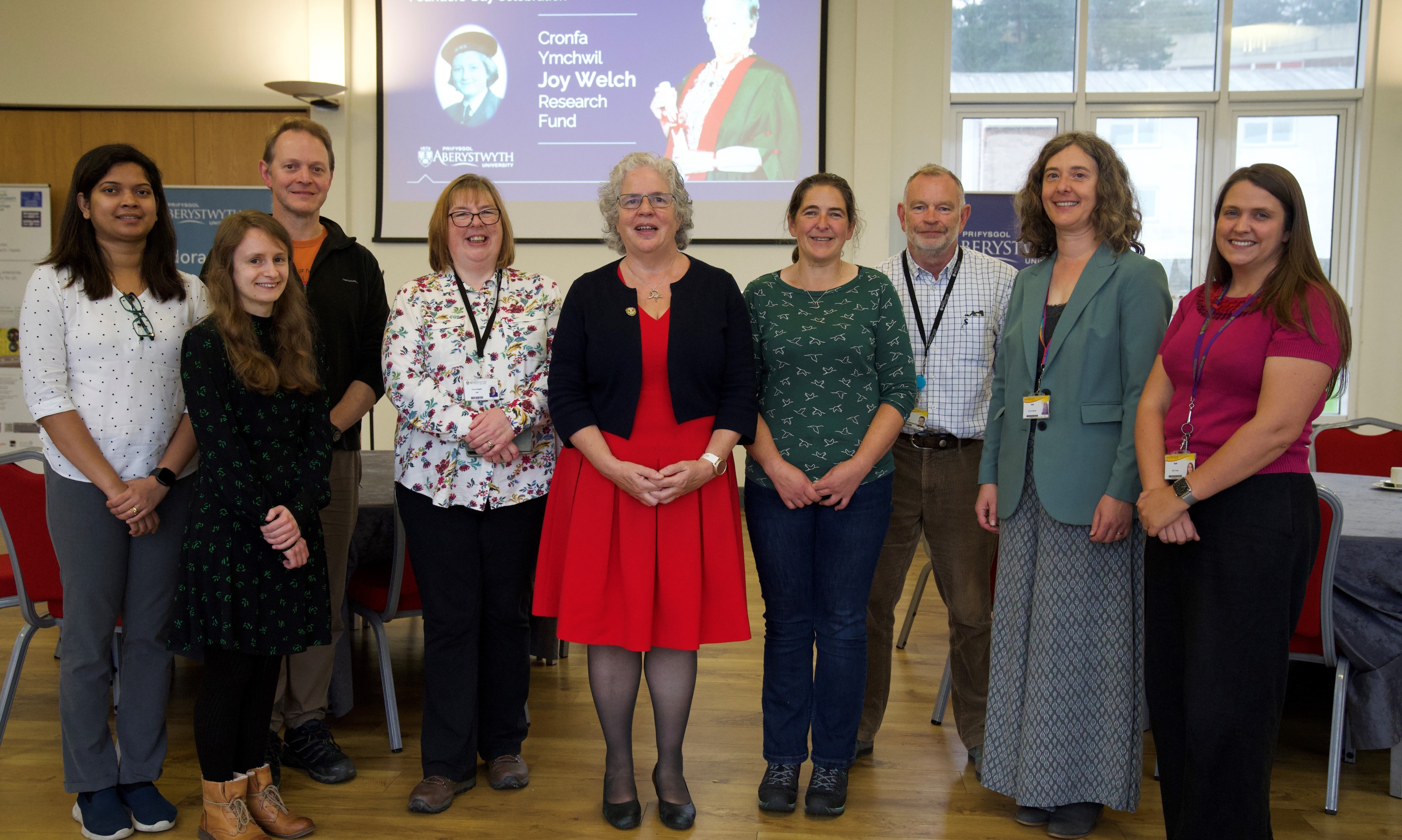 Yr Is-Ganghellor yr Athro Elizabeth Treasure (canol) ac Dr Eva De Visscher, Rheolwr Ymddiriedolaethau a Sefydliadau ym Mhrifysgol Aberystwyth (ail o’r dde) yn nodi lansio gwaddol newydd Joy Welch yng nghwmni rhai sydd wedi derbyn cefnogaeth eisoes;  Dr Valerie Rodrigues (Gwyddorau Bywyd), Dr Alice Vernon (Saesneg ac  Ysgrifennu Creadigol), yr Athro Stephen Tooth (Daearyddiaeth a Gwyddorau Daear), Tracy Knight, Dr Sarah Dalesman a Dr Rhys Thatcher (Gwyddorau Bywyd) a Dr Rachel Cross (Ffiseg).