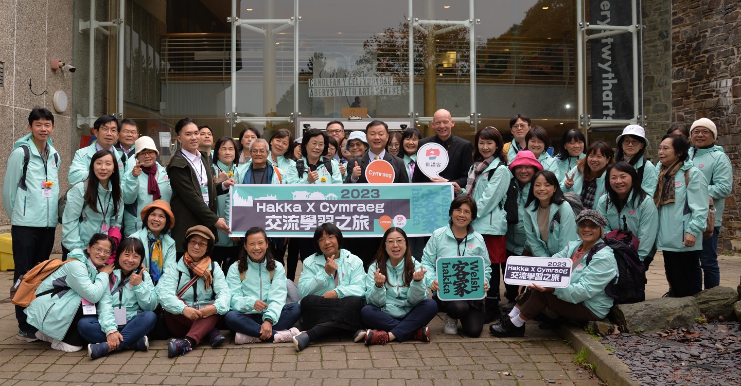 Aelodau o’r gymuned Hakka o Taiwan yn ystod eu hymweliad â Phrifysgol Aberystwyth i ddysgu am y gwaith sy’n cael ei wneud i hyrwyddo’r Gymraeg.