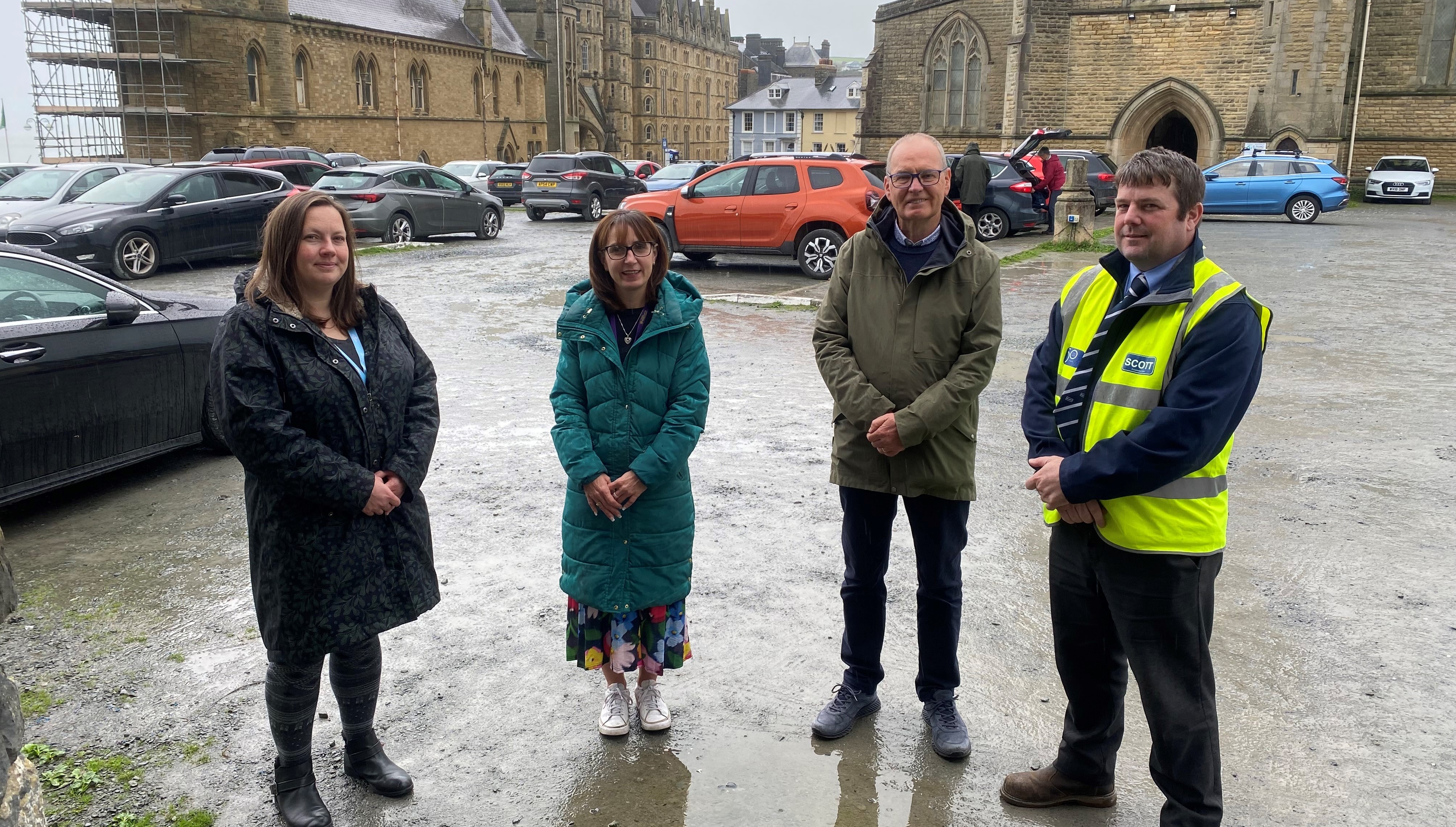 Chwith i’r Dde: Hannah Green o Eglwys Mihangel Sant, Nia Davies a Jim O’Rourke o Brosiect yr Hen Goleg, a Craig Williams o Andrew Scott Cyf, prif contractiwr prosiect yr Hen Goleg, ym maes parcio Eglwys Mihangel Sant.