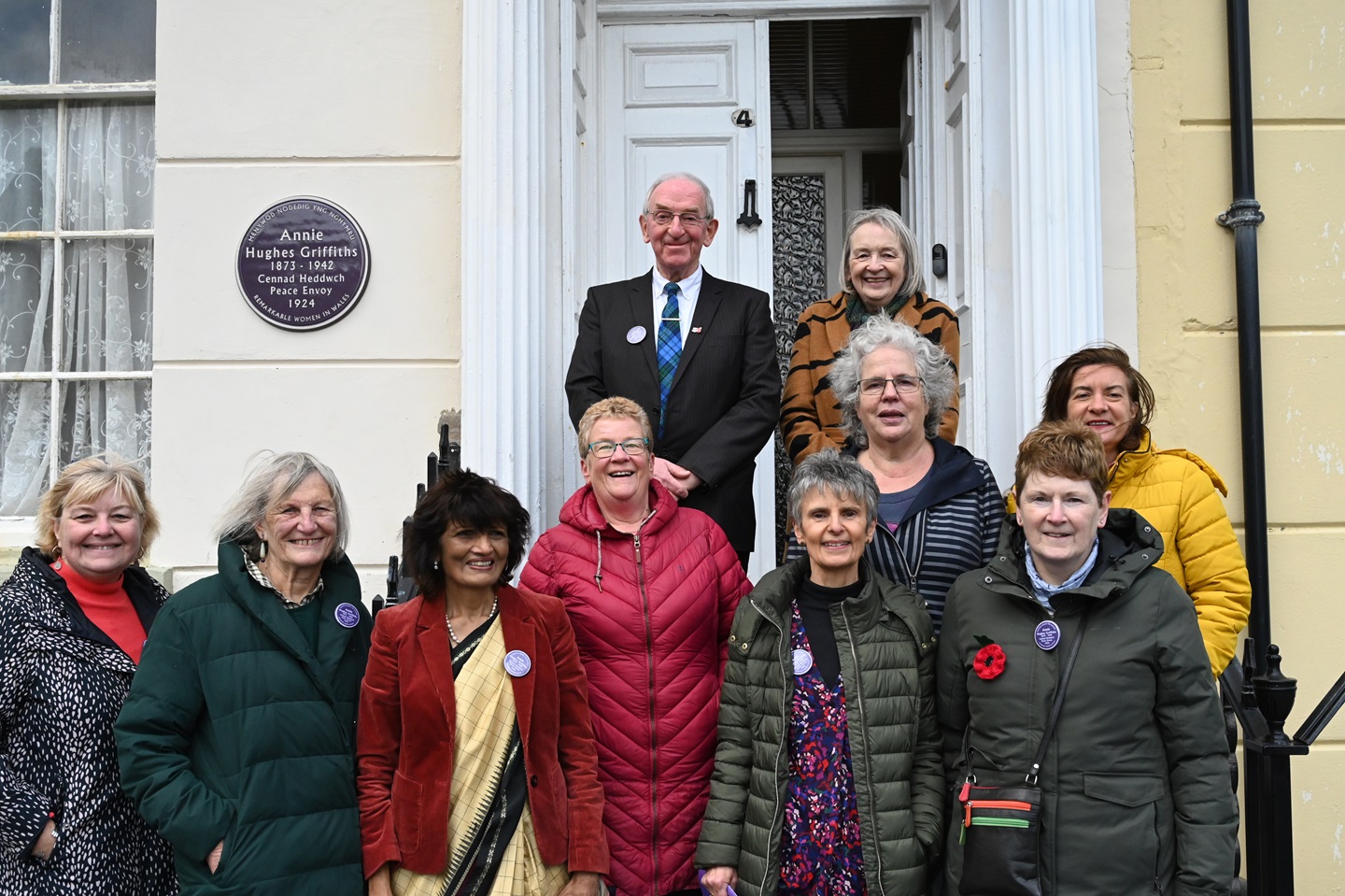 Dadorchuddio'r plac gyda gwesteion yn cynnwys Rolant Elis (ŵyr), Meg Elis (wyres), Is-Ganghellor Prifysgol Aberystwyth yr Athro Elizabeth Treasure, Eluned Morgan AS, ac aelodau Pwyllgor Placiau Porffor Cymru.