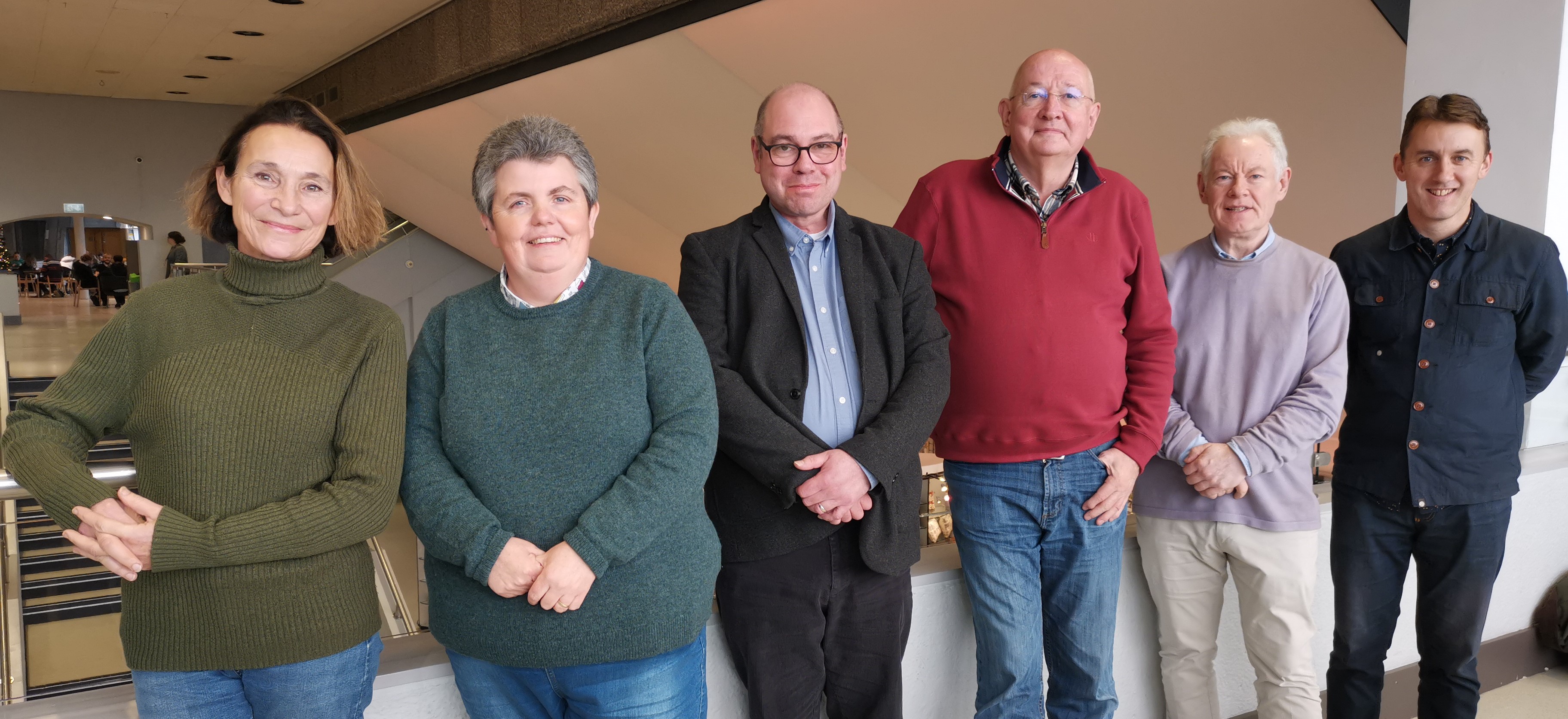 O'r chwith i'r dde: Myfyrwyr PhD yr ysgoloriaeth Rebecca Davies, Judith Tulfer a Simon Parsons; Dr David Jenkins; Yr Athro Emeritws Paul O'Leary a Dr Steve Thompson Pennaeth yr Adran Hanes a Hanes Cymru