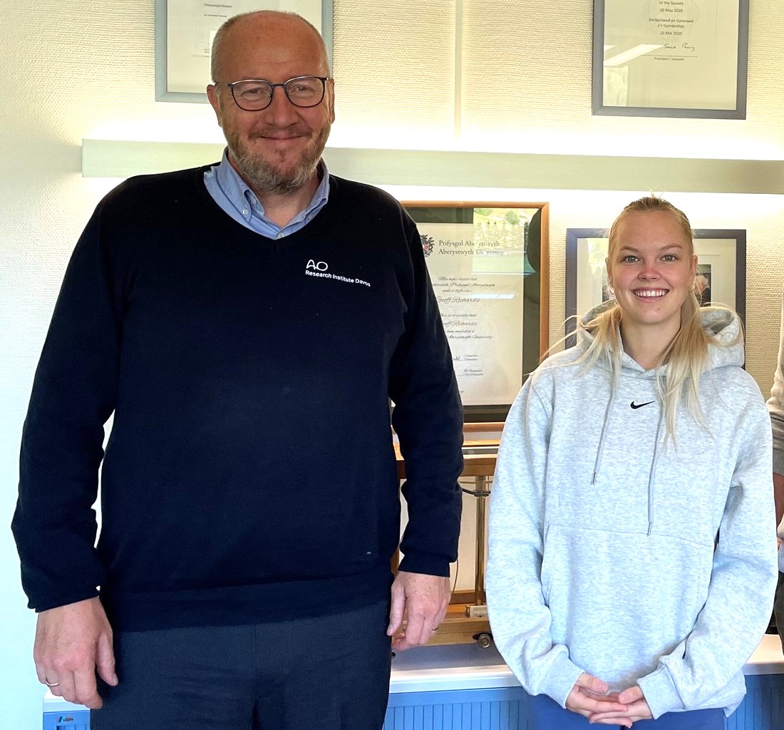 Yr Athro R. Geoff Richards, Sefydliad Ymchwil Davos AO, gyda’r fyfyrwraig filfeddygaeth Emily Parrish-Andrew