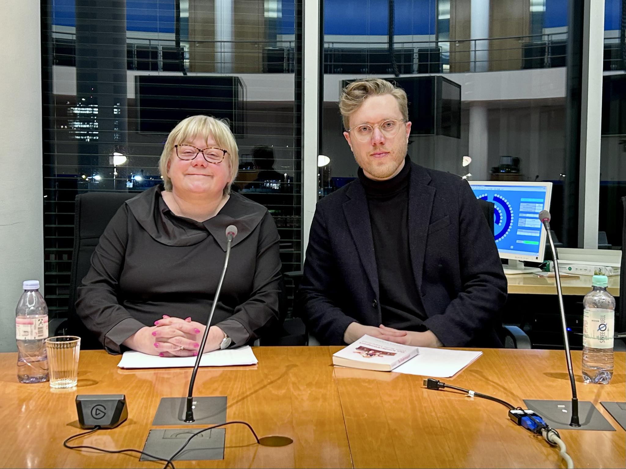 Yr Athro Andrea Hammel (chwith) gyda Lukas Geck, Cyfarwyddwr Arddangosfa 'I said Auf Wiedersehen' yn y Bundestag yn Berlin.