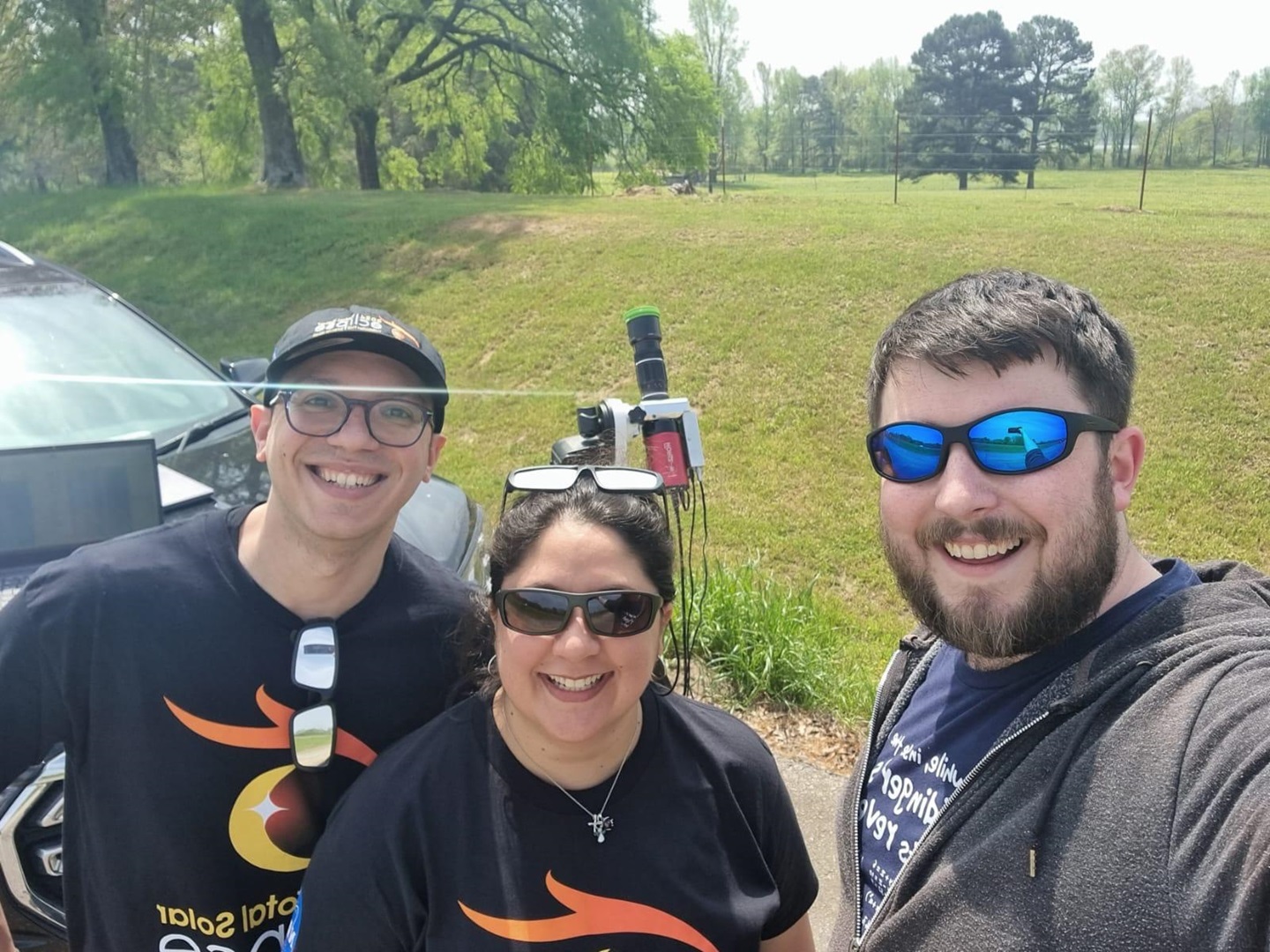 Chwith i'r dde: Dal eclips yr haul yn Valliant, Oklahoma, Simone Di Matteo (NASA), Nathalia Alzate (NASA) a astudiodd ar gyfer ei PhD ym Mhrifysgol Aberystwyth, a Brad Ramsey sy'n astudio ar gyfer PhD yn Aberystwyth ar hyn o bryd.