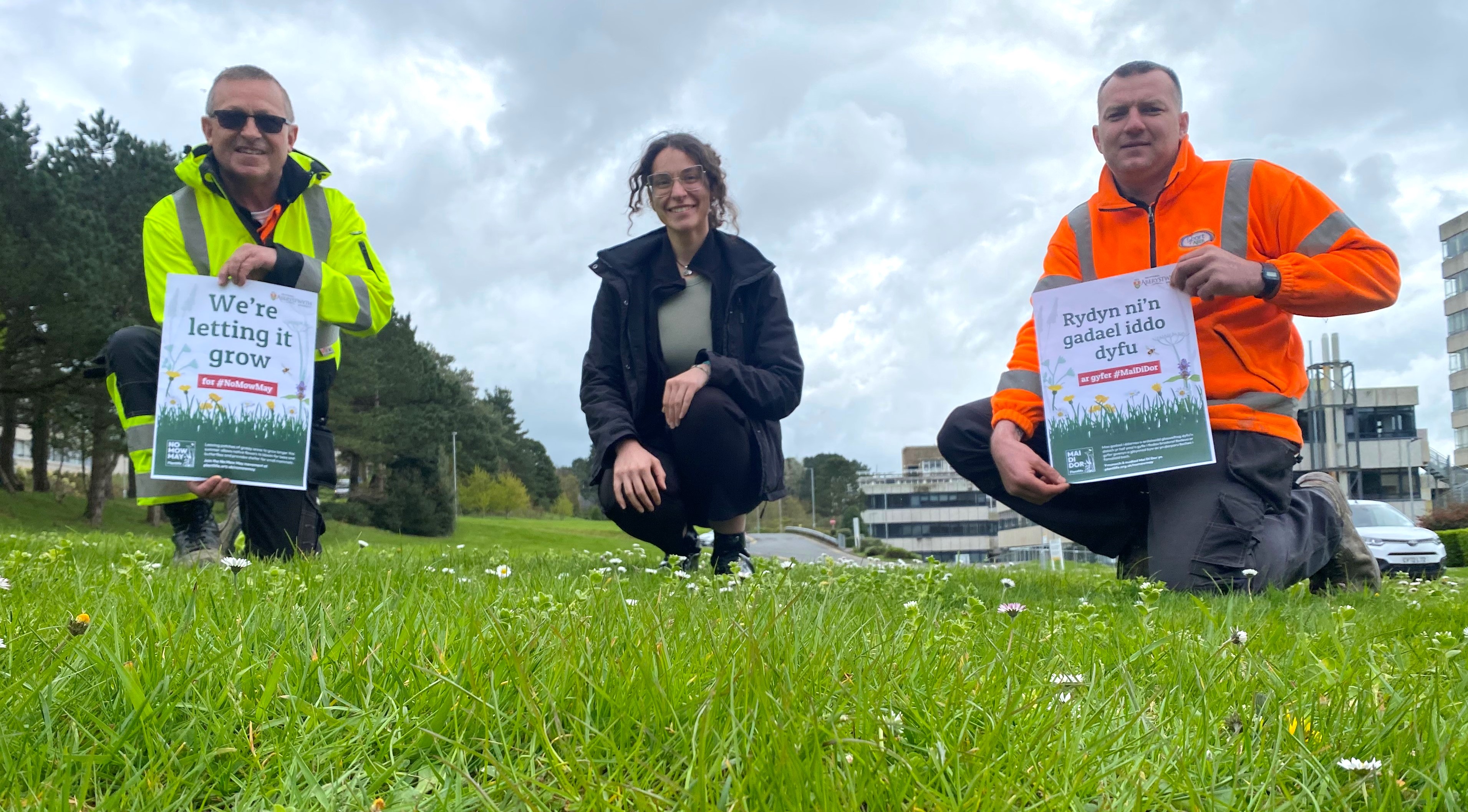 Llun: Chwith i’r Dde: Stephen Short, Technegydd Tiroedd; Jessica Farmer, Swyddog Cynaliadwyedd; a Martin Williams, Arweinydd Tîm Cynnal y Tiroedd ym Mhrifysgol Aberystwyth yn paratoi ar gyfer ‘Mai Di Dor’.