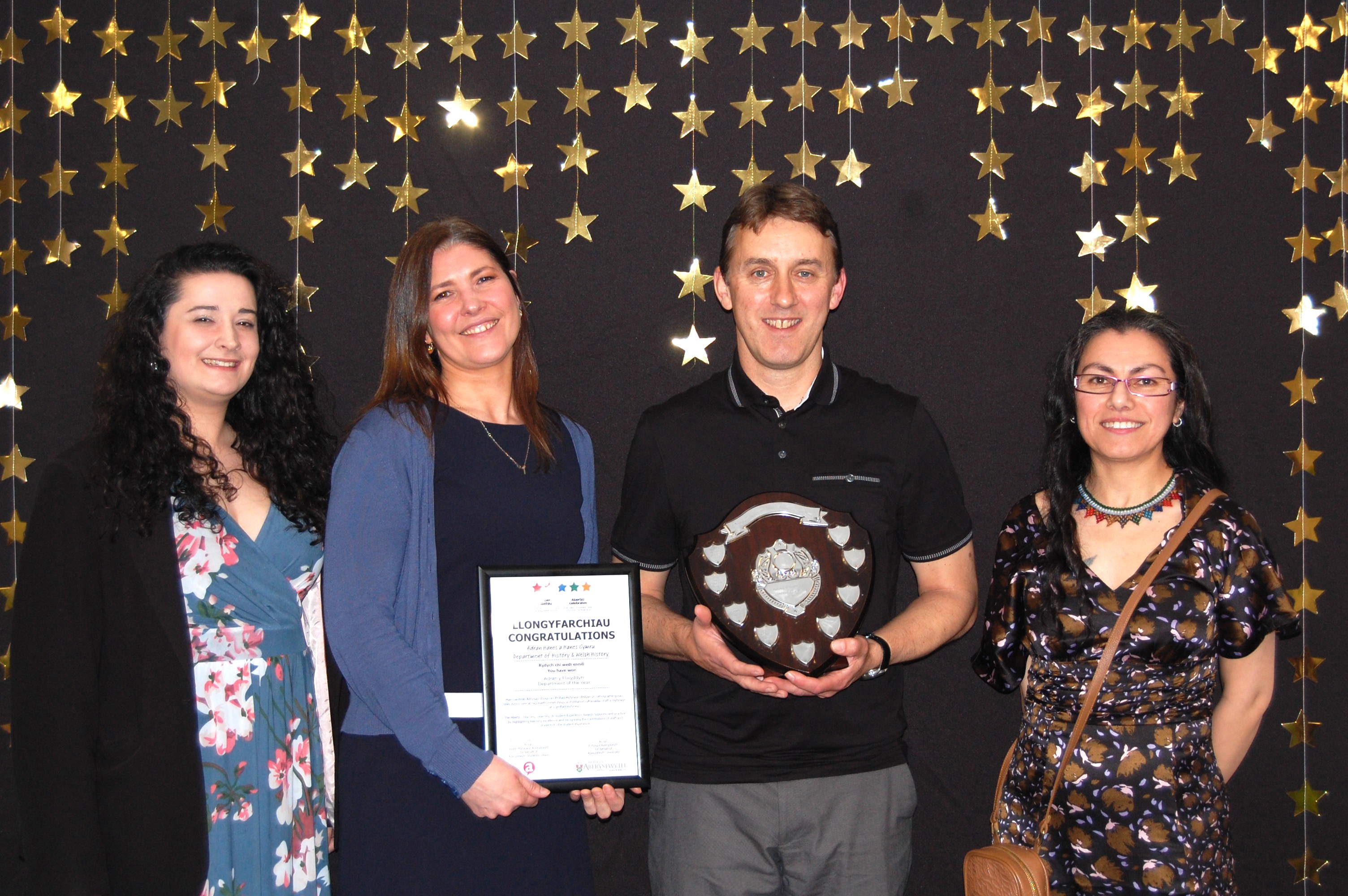 Aelodau o staff yr Adran Hanes a Hanes Cymru. O'r chwith i'r dde: Abby Monk, Dr Arddun Arwyn, Dr Steve Thompson, Dr Diana Valencia-Duarte