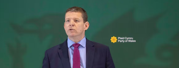Rhun ap Iorwerth, arweinydd Plaid Cymru, yn ystod lansiad maniffesto etholiad cyffredinol ei blaid. ComposedPix / Shutterstock
