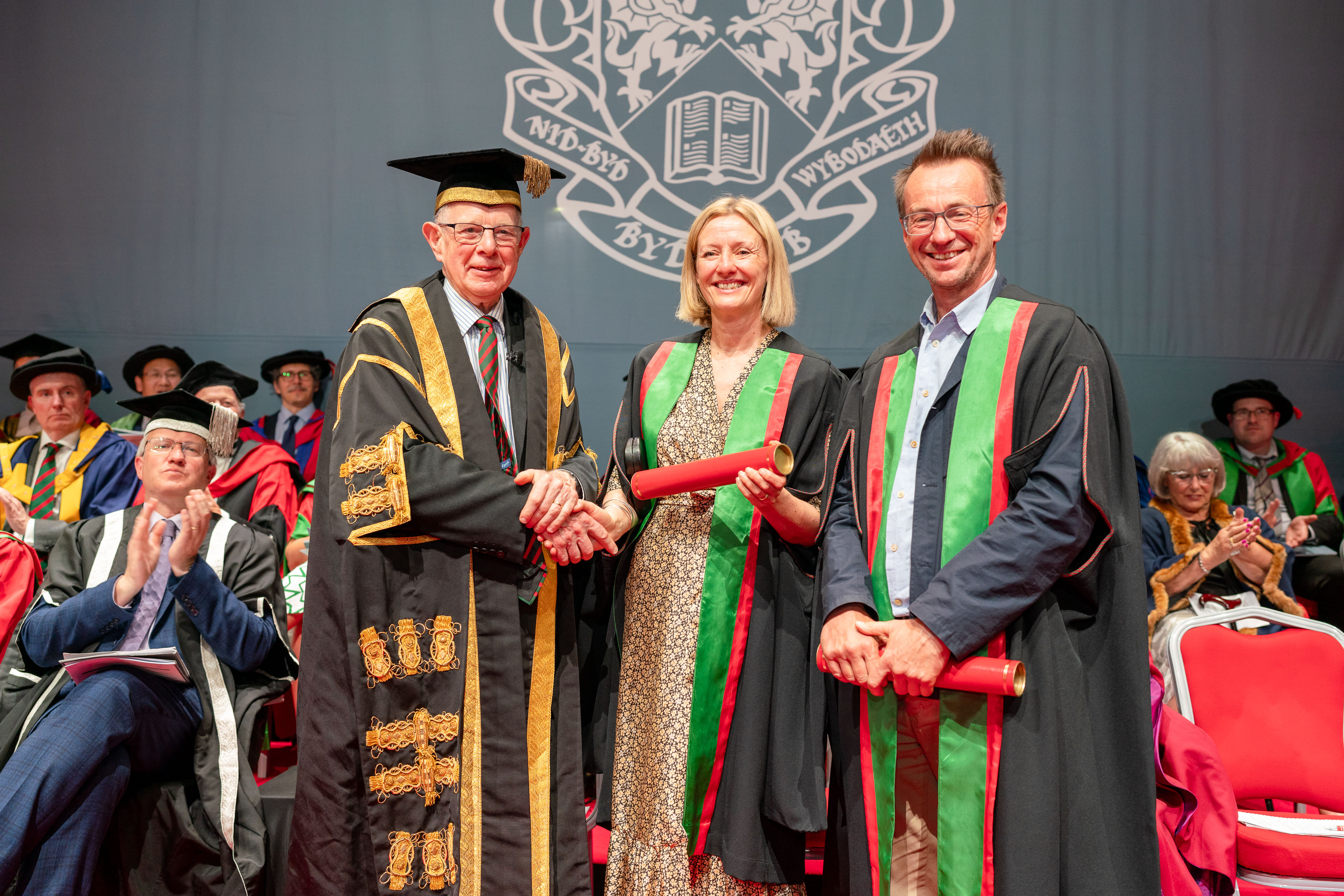 Y Gwir Anrhydeddus Arglwydd Thomas o Gwmgïedd, Changhellor Prifysgol Aberystwyth, yn cyflwyno Clare a David Hieatt yn Cymrodyr Anrhydeddus