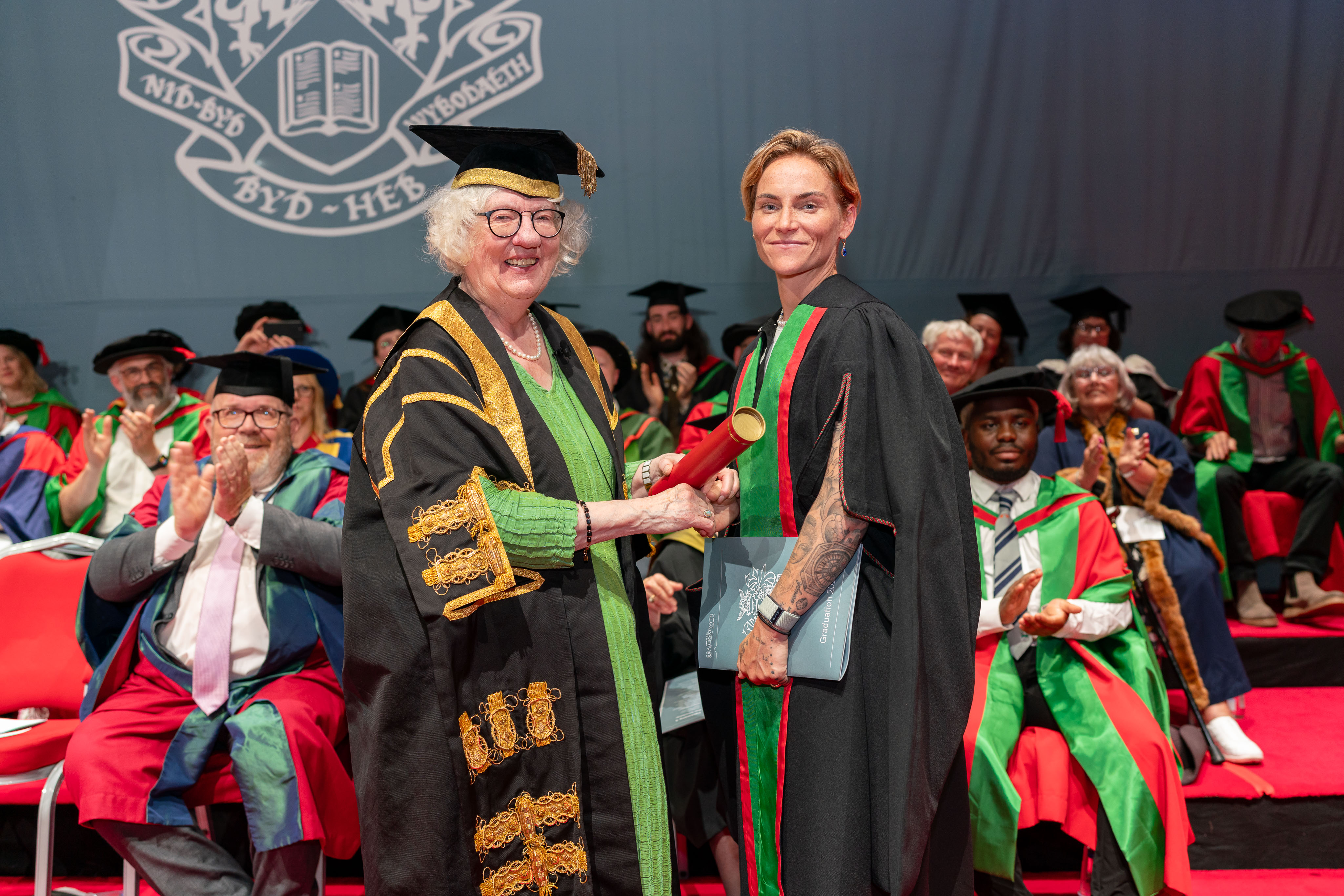 Yr Athro Fonesig Elan Closs Stephens DBE, Dirprwy Ganghellor Prifysgol Aberystwyth, yn cyflwyno Cymrodoriaeth er Anrhydedd i Jess Fishlock
