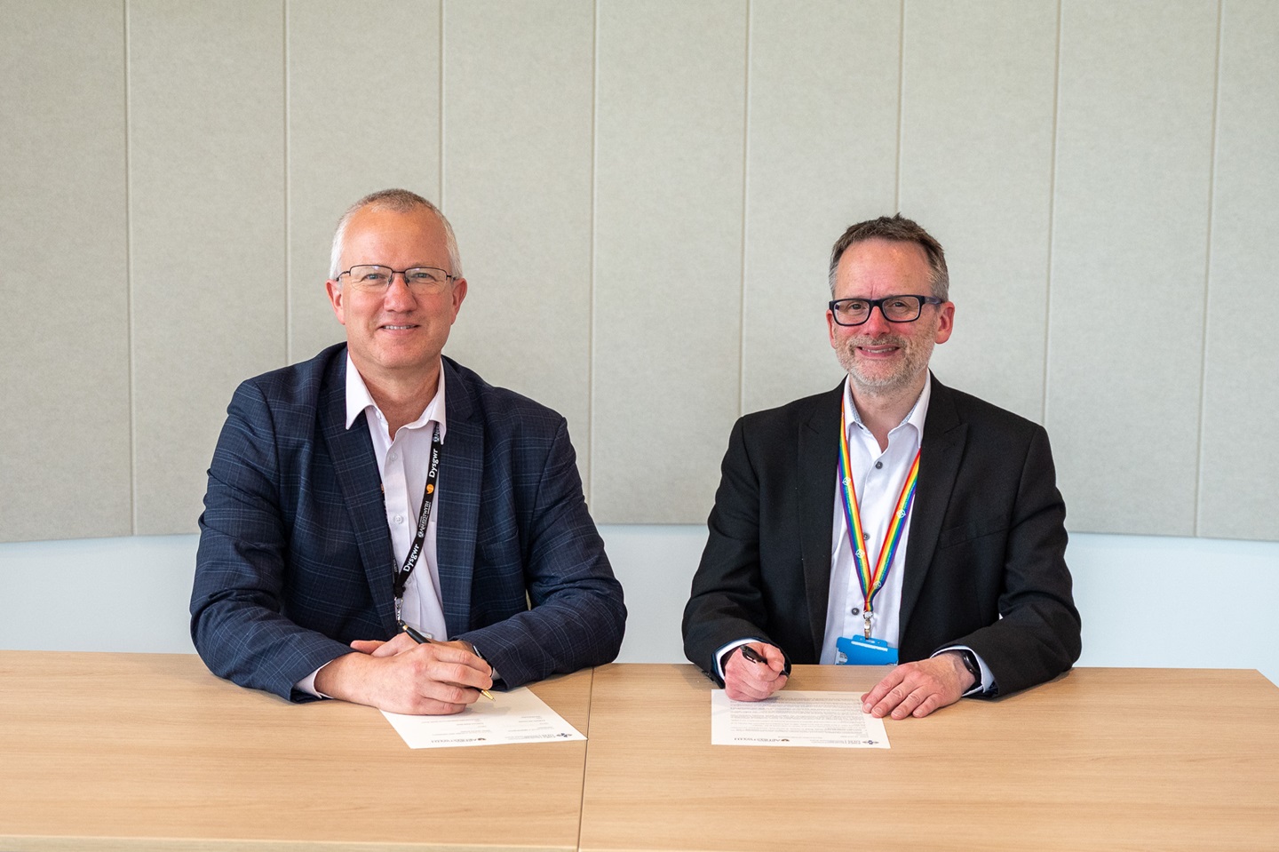 Yr Athro Jon Timmis, Is-ganghellor Prifysgol Aberystwyth, a Dr. Phil Kloer, Phrif Weithredwr Hywel Dda