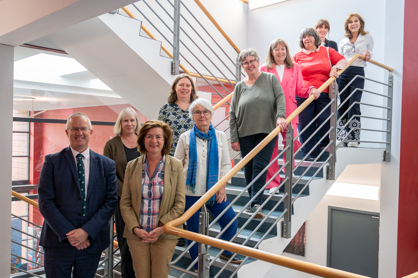 Y Prif Weinidog Eluned Morgan ac Is-Ganghellor Prifysgol Aberystwyth Jon Timmis gyda threfnwyr y gynhadledd heddwch.