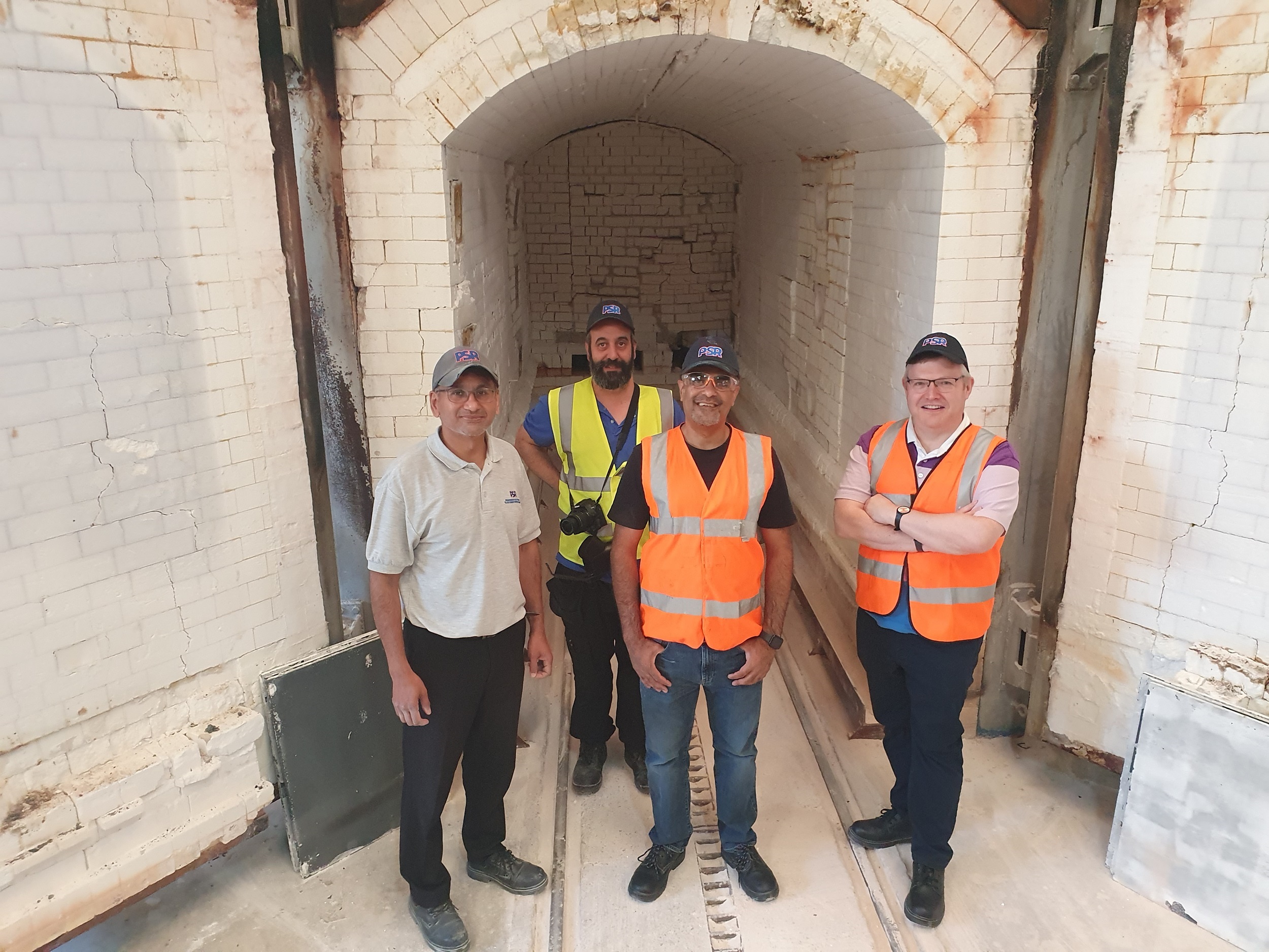 O chwith i dde: Jafar Daji (Parkinson-Spencer Refractories), Dr Odin Moron-Garcia, Dr Adil Mughal a Dr Chris Finlayson (Prifysgol Aberystwyth) o flaen y odyn