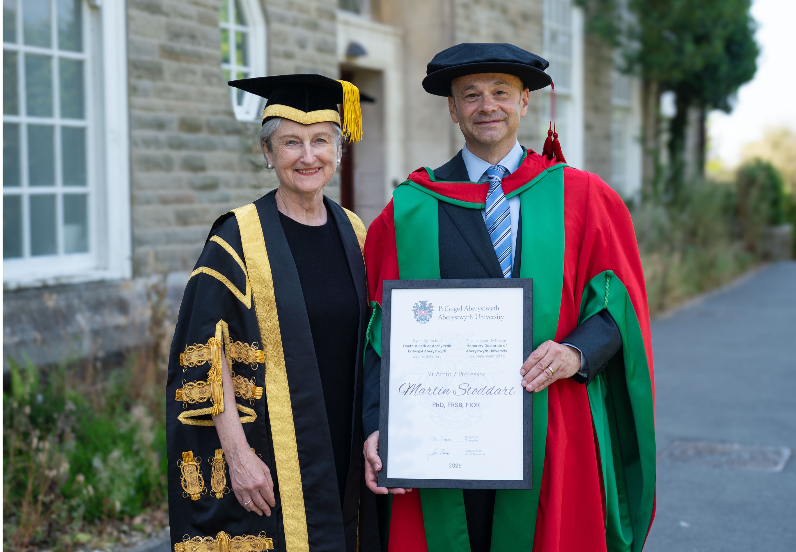 Y Gwir Anrhydeddus Fonesig Nicola Davies DBE, Canghellor Prifysgol Aberystwyth, gyda'r athro Martin Stoddart