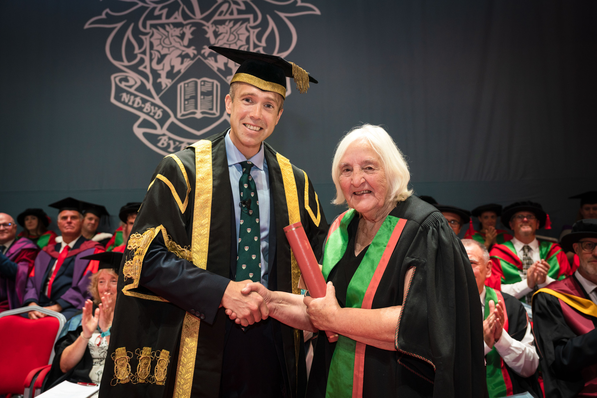 Aled Rhys Jones, Dirprwy Ganghellor Prifysgol Aberystwyth, gyda Bethan Bryn