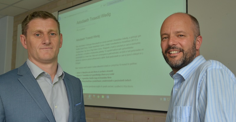 Dr Wyn Morris (chwith) o Ysgol Fusnes Aberystwyth a Dr Gareth Norris o'r Adran Seicoleg Prifysgol Aberystwyth, sydd wedi bod yn gyfrifol am ddatblygu’r arolwg o droseddau mewn ardaloedd gwledig.