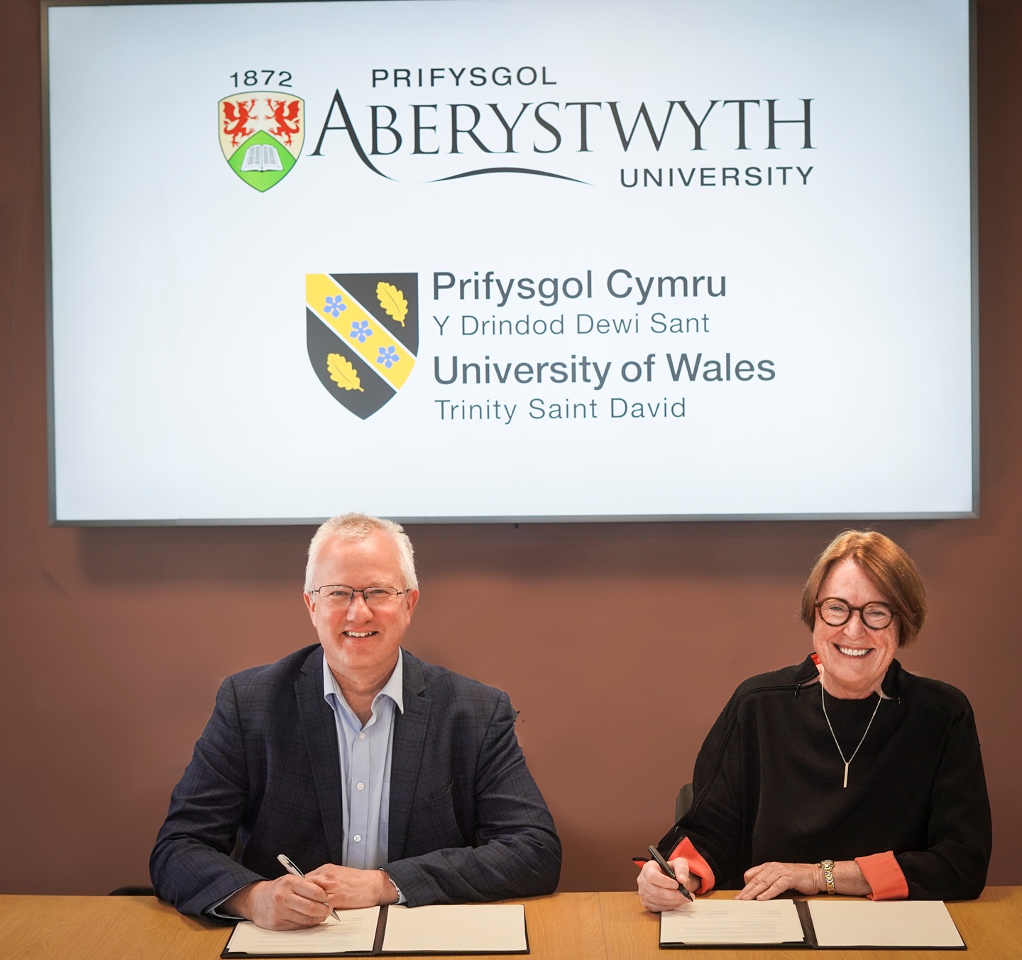 Yr Athro Jon Timmis a’r Athro Elwen Evans, KC