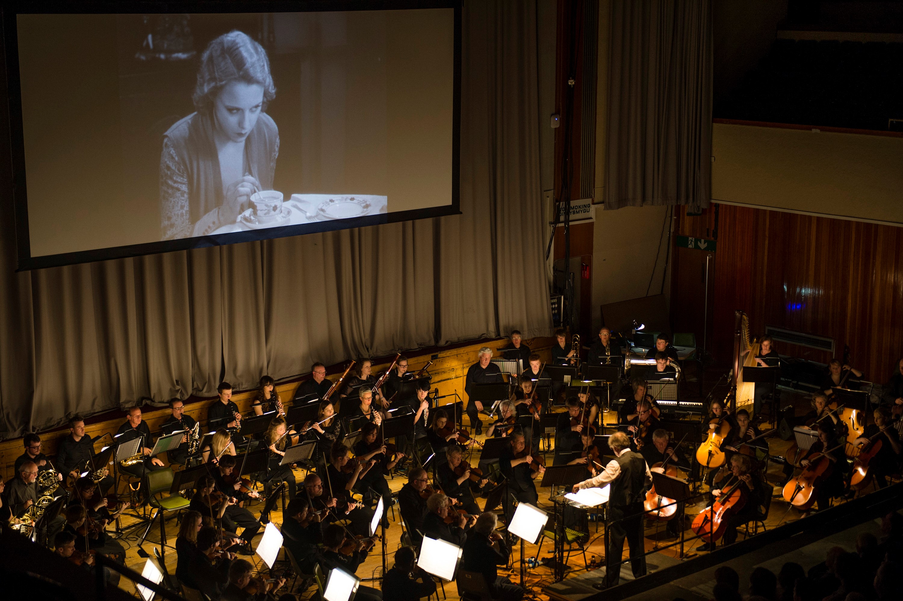 Philomusica yn perfformio sgôr Neil mewn dangosiad o ffilm ias gan Hitchcock, Blackmail, yng Nghanolfan Gelfyddydau Aberystwyth yn 2014. Llun: Keith Morris