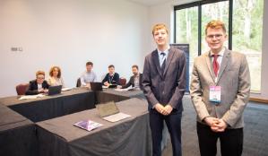 O'r chwith i'r dde: Oscar Tikadar a Jonathan Turnbull, sydd ill dau yn fyfyrwyr yn Aberystwyth, gyda beirniaid y gystadleuaeth