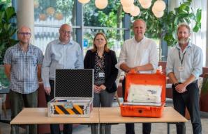 O'r chwith i'r dde: Dr Niall McKeown (Prifysgol Aberystwyth), Chris Walker (Uwch Reolwr Eiriolaeth y DU, Malaria No More UK), yr Athro Angela Hatton (Dirprwy Is-Ganghellor Ymchwil, Cyfnewid Gwybodaeth ac Arloesi, Prifysgol Aberystwyth), Ben Lake AS, Dr Andy Hardy (Prifysgol Aberystwyth).