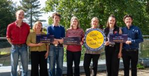Enillwyr y gwobrau &pound;10,000 o'r chwith i'r dde: Liam Bell, Stephanie McGean, Camp Wender, Ffion Roberts, Pennaeth Gwasanaeth Gyrfaoedd a Chyflogadwyedd Prifysgol Aberystwyth Bev Herring, Holly Zeidler ac Adam Broomhead