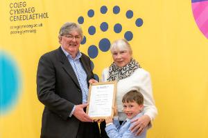 Teulu’r Athro Geraint Jenkins yn derbyn dystysgrif er cof amdano