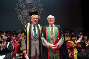 Y Gwir Anrhydeddus Elfyn Llwyd, Dirprwy Ganghellor Prifysgol Aberystwyth, gyda Yr Athro Syr George Thomas Berwick CBE