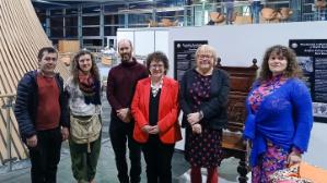 Lansiad yr arddangosfa yn y Senedd gyda'r Athro Andrea Hammel a'r Llywydd Elin Jones AS