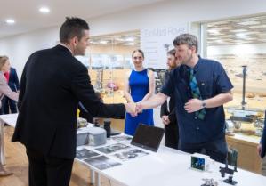 Dr Gunn yn cyfarfod &acirc; Gweinyddwr NASA, Jared Isaacman, mewn digwyddiad i randdeiliaid ar safle Airbus yn Stevenage yn gynharach yr wythnos hon.  