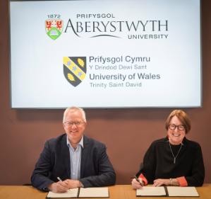 Yr Athro Jon Timmis a&rsquo;r Athro Elwen Evans, KC