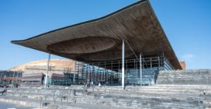Y Senedd ym Mae Caerdydd