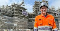 Rob Jenkins o Rowecord Total Access Limited sydd wedi arwain gwaith adeiladu'r sgaffaldiau ar brosiect yr Hen Goleg.