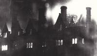 Yr Hen Goleg ar dân: llosgwyd rhan helaeth o adain ogleddol yr adeilad gan y tân ar noson 8/9 Gorffennaf 1885.