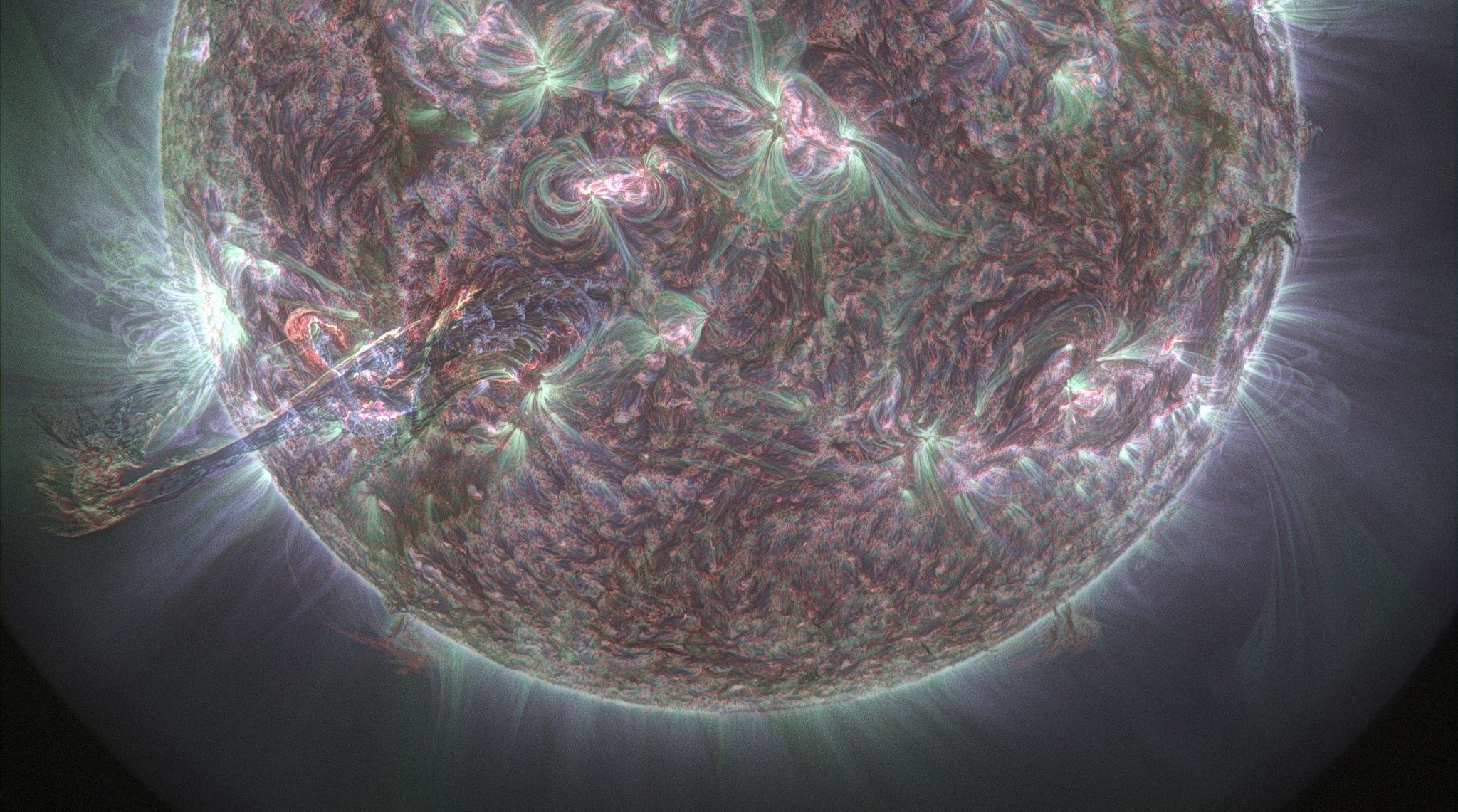 Echdoriad trawiadol o&rsquo;r Haul. NASA/SDO, gyda prosesu delwedd gan Yr Athro Huw Morgan, Prifysgol Aberystwyth