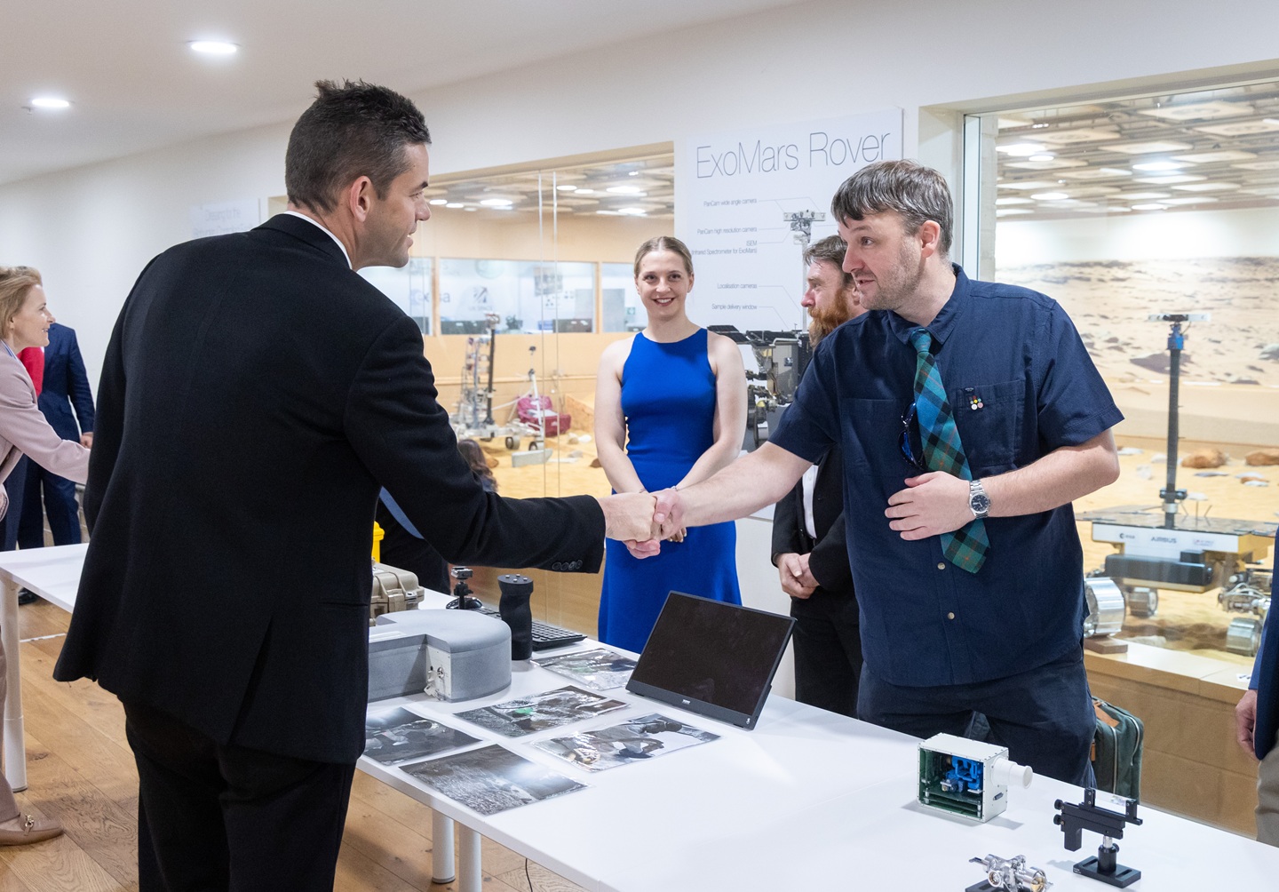 Dr Gunn yn cyfarfod â Gweinyddwr NASA, Jared Isaacman, mewn digwyddiad i randdeiliaid ar safle Airbus yn Stevenage yn gynharach yr wythnos hon.