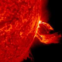 Alldafliad m&agrave;s coronaidd yn ffrwydro o&rsquo;r Haul yn 2015. Llun: NASA Goddard Flight Center.