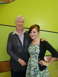 Pennaeth yr Adran, Dr Kate Bullen, gydag ymgeisydd Ph.D cyntaf Seicoleg; llongyfarchiadau i’r Dr. Tamsin Williams.