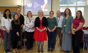 Yr Is-Ganghellor yr Athro Elizabeth Treasure (canol) ac Dr Eva De Visscher, Rheolwr Ymddiriedolaethau a Sefydliadau ym Mhrifysgol Aberystwyth (ail o’r dde) yn nodi lansio gwaddol newydd Joy Welch yng nghwmni rhai sydd wedi derbyn cefnogaeth eisoes; Dr Valerie Rodrigues (Gwyddorau Bywyd), Dr Alice Vernon (Saesneg ac Ysgrifennu Creadigol), yr Athro Stephen Tooth (Daearyddiaeth a Gwyddorau Daear), Tracy Knight, Dr Sarah Dalesman a Dr Rhys Thatcher (Gwyddorau Bywyd) a Dr Rachel Cross (Ffiseg).