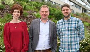 O'r chwith i'r dde: Dr Gwennan Higham o Brifysgol Abertawe, yr Athro Leigh Oakes o Brifysgol y Frenhines Mary yn Llundain a Dr Huw Lewis o Brifysgol Aberystwyth.