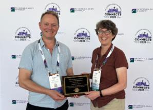 Yr Athro Stephen Tooth gyda'r Athro Karen Gran, Cadeirydd Adran Daeareg Cwaternaidd a Geomorffoleg Cymdeithas Ddaearegol America