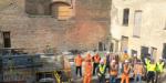 Aelodau o staff Andrew Scott Cyf, Prif Gontractwr Prosiect yr Hen Goleg, a’r is-gontractwr M&C Civils, yn nodi cwblhau slab concrit llawr gwaelod yr atriwm – Ebrill 2025.