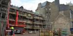 Yr olygfa o Stryd y Brenin wrth i’r gwaith ar y ddwy fila Sioraidd fynd yn ei flaen.