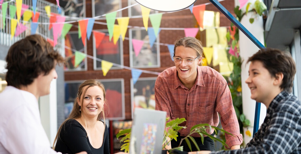 Myfyrwyr yn cael sgwrs a chwerthin